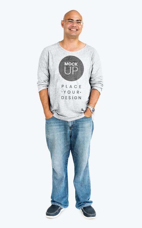 Happy man wearing a t-shirt mockup - 681361