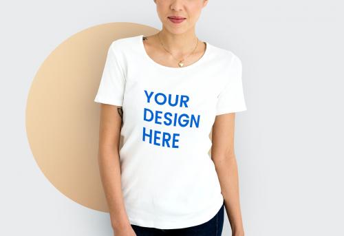 Woman wearing a white tee mockup - 580867