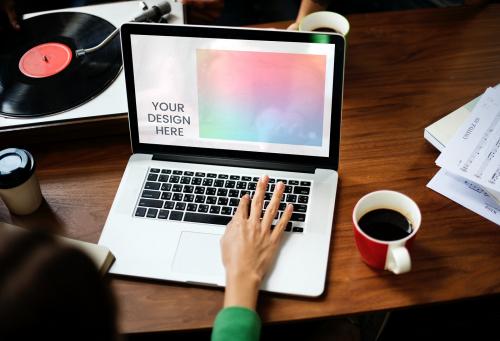 Laptop mockup on a wooden table - 580871