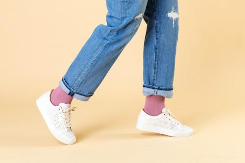 Woman wearing jeans and white sneakers - 2288579