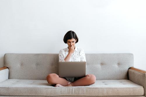 Stressed woman working on her laptop - 2030291