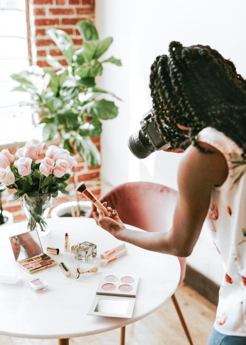 Female photographer shooting beauty products on the table - 2030430