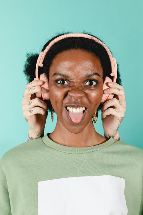 Woman wearing a pink headphones - 2052094