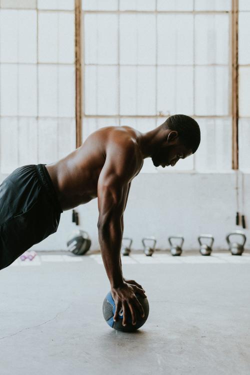 Shirtless muscular man holding a fitness ball - 2107391