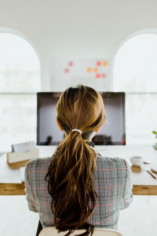 Businesswoman working on a computer in the office - 2204801