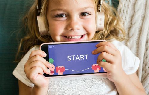 Little girl playing a mobile game - 538871