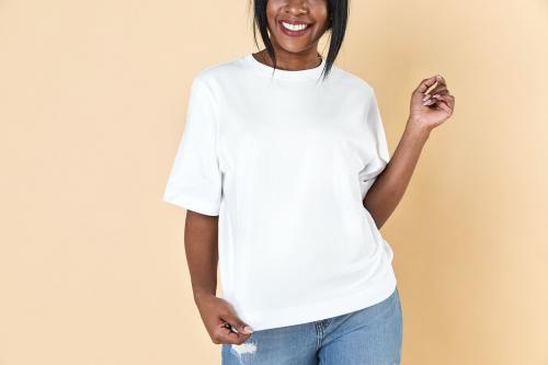Woman wearing a blank white t-shirt and jeans - 2292377