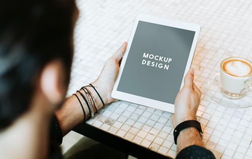 Man at a coffee shop using a tablet mockup - 560905