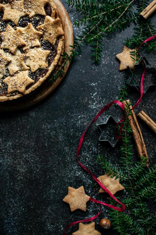 Christmas apple tart with honey and mixed nuts recipe - 2049785