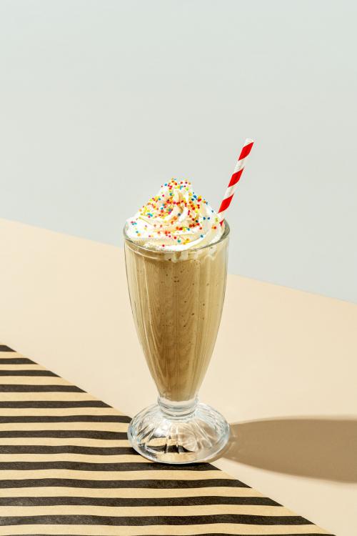 Vanilla milkshake with whipped cream - 2274794