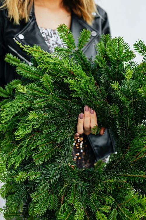 Woman holding a green Christmas wreath - 2036715