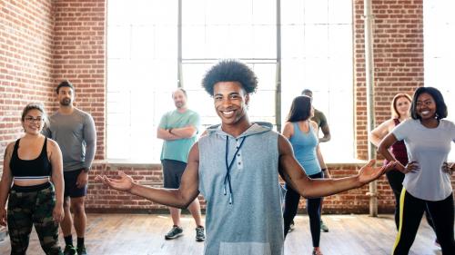 Trainer with his group fitness class - 2041643