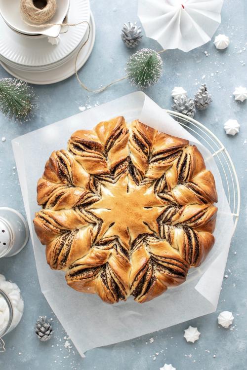 Top view of a poppy seed star bread - 2103322