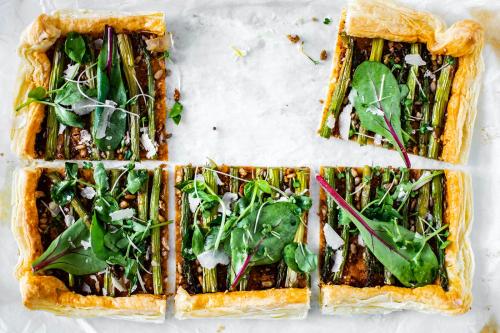 Baked red pesto asparagus tart - 2225789