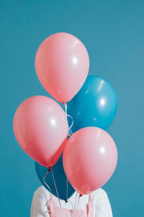 Woman with pink and blue balloons - 2024728