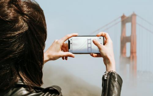 Woman taking a photograph of the Golden Gate Bridge, San Francisco - 511566