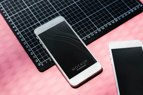 Smartphone mockups on the table - 502873