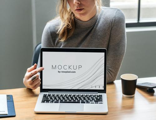 Woman showing a laptop screen mockup - 502882