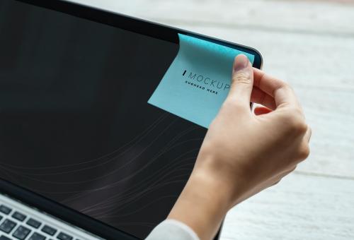 Sticky note mockup on a laptop - 502896