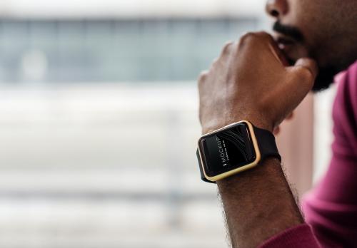 Young man wearing a smartwatch mockup - 502910