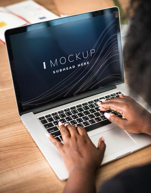 Woman working on a laptop screen mockup - 502926