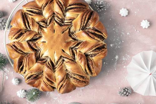 Top view of a poppy seed star bread - 2103302