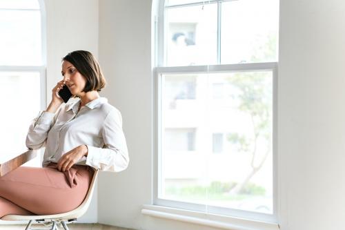 Female manager talking on her mobile phone - 2205358