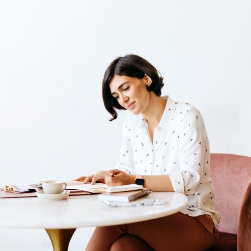 Business woman making a plan on a notebook - 2033340