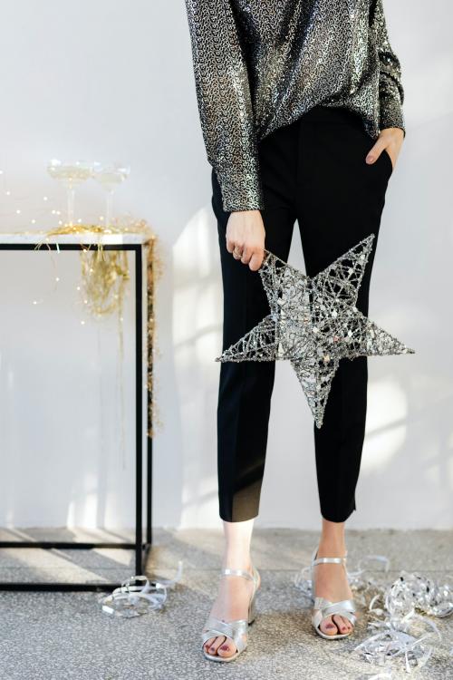 Woman holding a silver wire Christmas star - 2035386