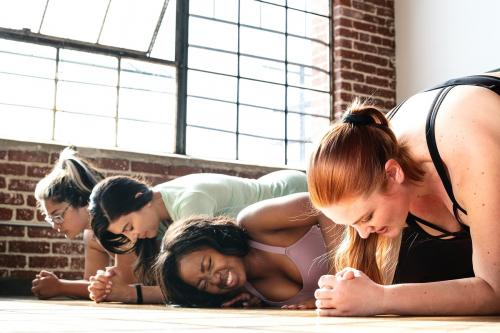 Group of sporty people practicing the elbow plank - 2041642