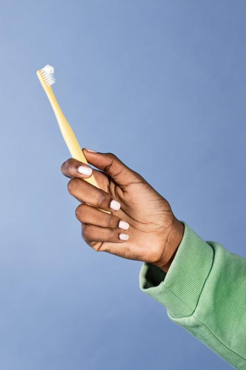 Black woman holding a toothbrush - 2053203