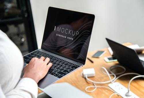 Businesswoman using a laptop with a screen mockup - 502786