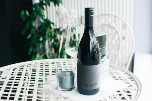 Bottle of wine mockup on a table - 502793