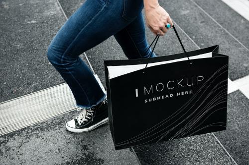 Woman carrying a shopping bag mockup - 502811