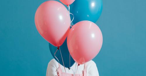 Woman with pink and blue balloons - 2024818