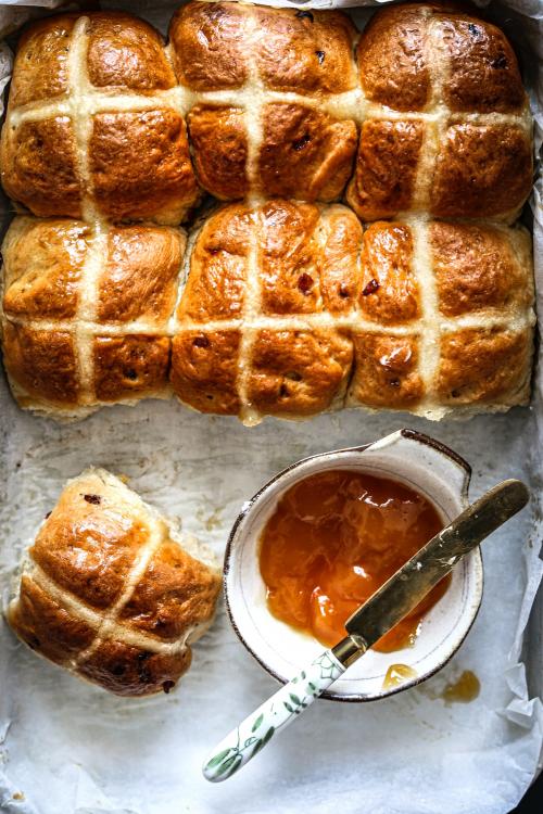 Freshly baked hot cross buns with apricot jam - 2225732