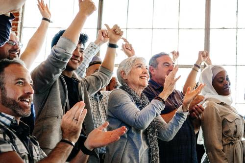 Diverse people clapping after a session - 2027138