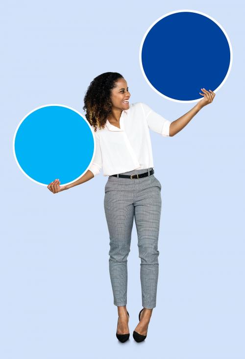 Young businesswoman holding blank circles - 492413