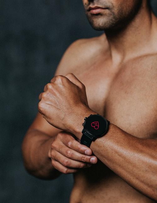 Athlete wearing a smartwatch in the gym - 2107312