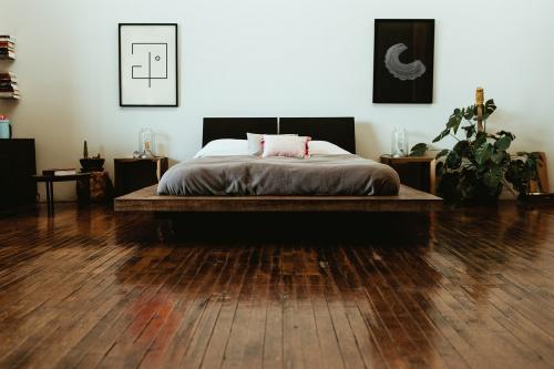 Industrial bedroom with dark wooden floors - 2206500