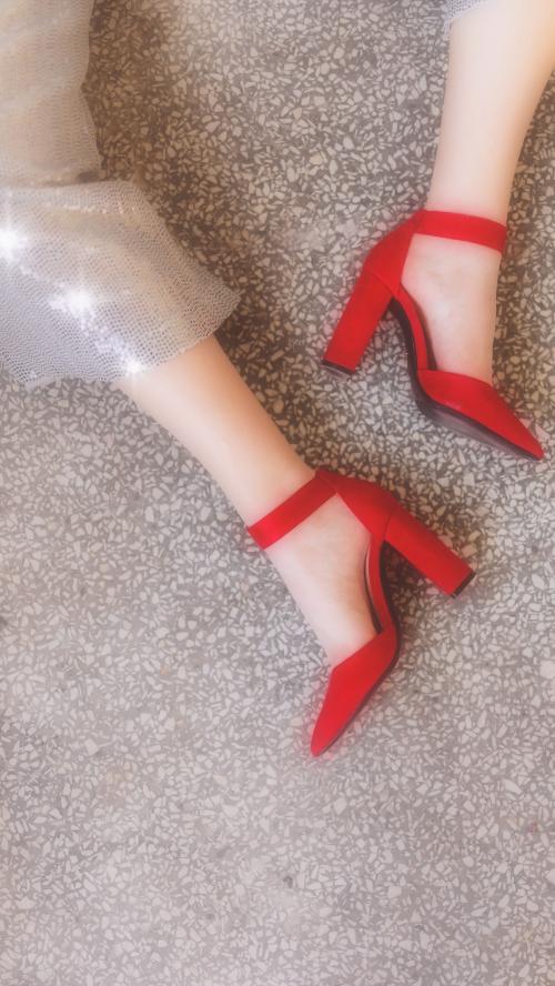 Fashionable woman in red heels - 2034796