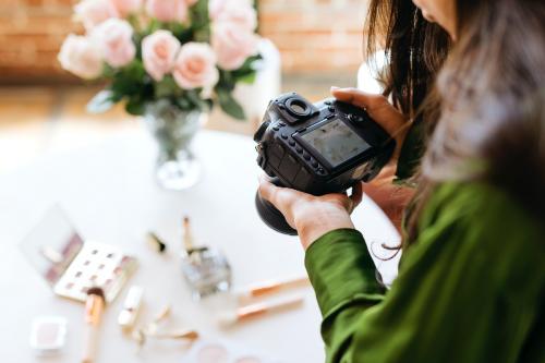 Female photographer shooting beauty products on the table - 2030308