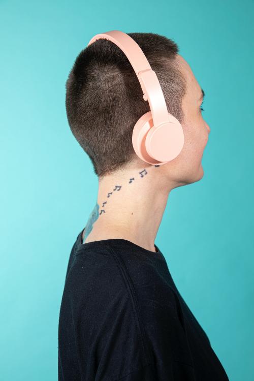 Shaved hair woman with headphones - 2056063