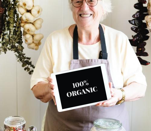 Senior woman selling 100% organic produce - 485310