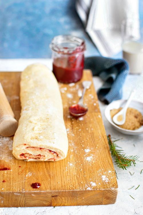 Fresh dough filled with cherry jam - 2040722