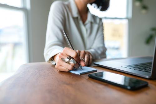 Businesswoman working in an office - 2204919