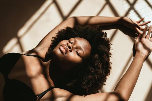 Shadows over a sensual black woman - 1219067