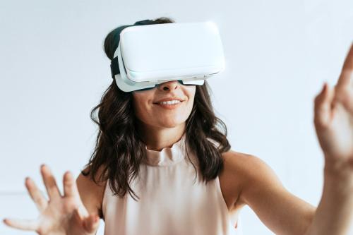 Happy woman enjoying a vr headset - 1224136