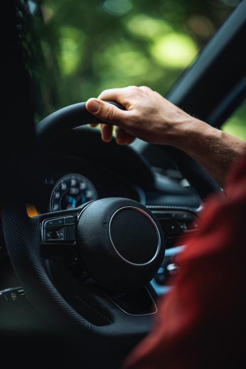 Man driving a car - 1231003