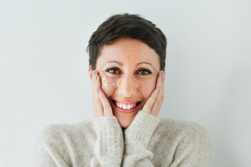 Portrait of a cheerful shorted-hair woman - 1231763